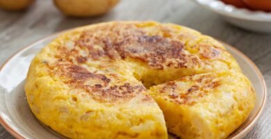 Tortilla de patata hecha en españa paso a paso