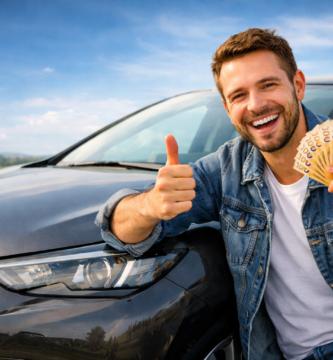 Los 5 Seguros de Auto MÁS BARATOS de España 2025 (He Probado TODOS y Esto Es Lo Que Nadie Te Dice) 2 Hombre feliz junto a su coche mostrando billetes de euros tras ahorrar en su seguro de auto en España 2025