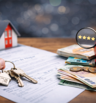 Los 5 Seguros de Hogar MÁS BARATOS de España 2026 (Comparé 12 y Esto Me Dejó SIN PALABRAS) 1 Llaves de casa sobre póliza de seguro, billetes de euro y hucha roja simbolizando ahorro en seguros de hogar en España 2026