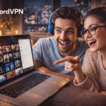 Pareja joven viendo contenido en streaming desde un portátil, representando acceso global a Netflix usando una VPN