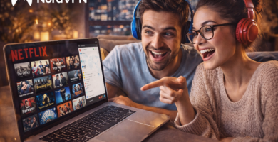 Pareja joven viendo contenido en streaming desde un portátil, representando acceso global a Netflix usando una VPN