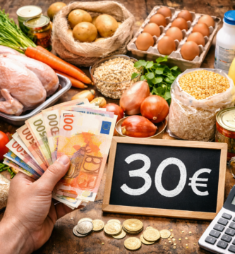 Mesa repleta de alimentos básicos como pollo, huevos, arroz, legumbres, plátanos y verduras, con una mano sosteniendo billetes de euro y una pizarra que muestra “30€” junto a una calculadora, simbolizando una compra semanal económica y equilibrada.