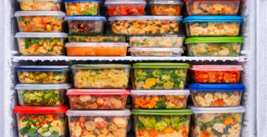 Congelador lleno de tápers organizados con comidas caseras variadas y coloridas
