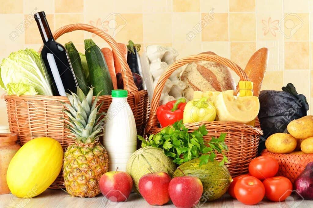 Lista de la Compra por 50€: Alimentación Completa Sin Renuncias (2026) 1 Compra semanal de alimentos por 50 euros con frutas, verduras frescas, proteínas variadas y productos de calidad organizados sobre una mesa de cocina.