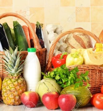 Compra semanal de alimentos por 50 euros con frutas, verduras frescas, proteínas variadas y productos de calidad organizados sobre una mesa de cocina.