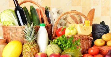 Lista de la Compra por 50€: Alimentación Completa Sin Renuncias (2026) 17 Compra semanal de alimentos por 50 euros con frutas, verduras frescas, proteínas variadas y productos de calidad organizados sobre una mesa de cocina.