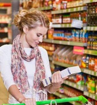 El Truco del SUPERMERCADO Que Te Ahorra 200€ al Mes (y NADIE Te Lo Cuenta) 3 Persona haciendo compras inteligentes en supermercado para ahorrar dinero con el sistema de las 4 listas, truco para ahorrar 200 euros al mes