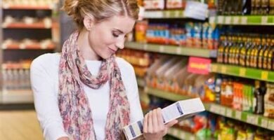 Persona haciendo compras inteligentes en supermercado para ahorrar dinero con el sistema de las 4 listas, truco para ahorrar 200 euros al mes