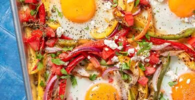 10 Recetas con Huevo: 0.30€ en Casa vs 8€ en Restaurante 4 Receta casera de huevos al horno en sartén con pan, verduras y salsa: presentación tipo brunch gourmet económico.