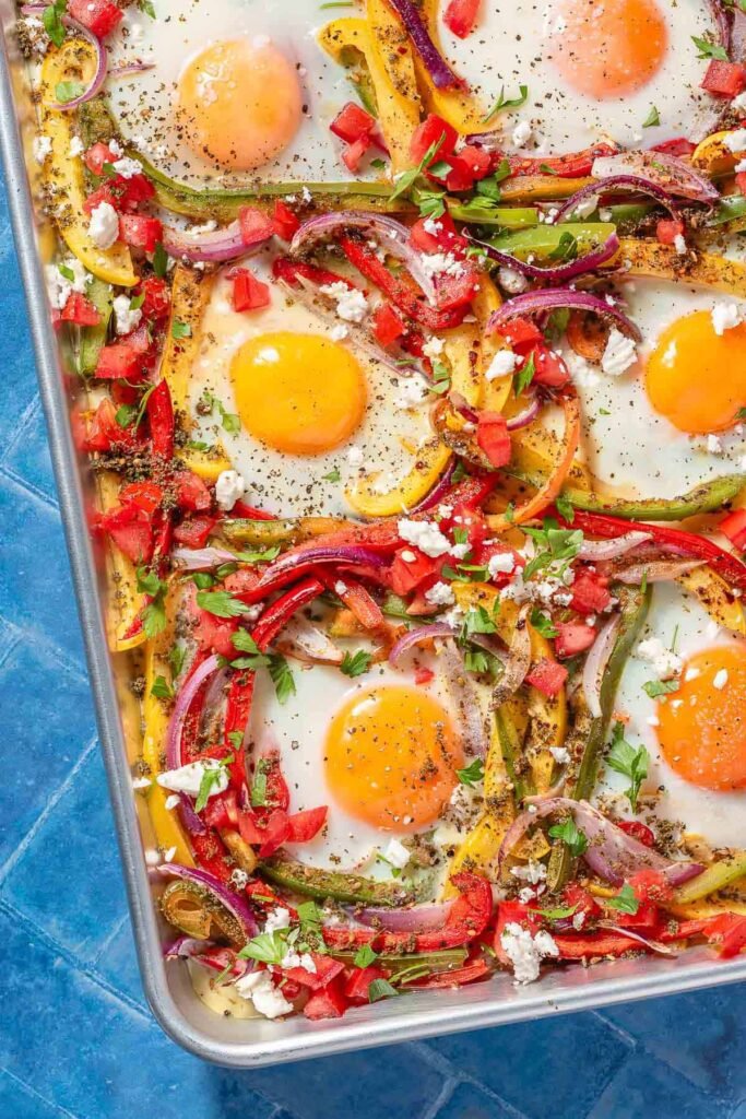 10 Recetas con Huevo: 0.30€ en Casa vs 8€ en Restaurante 1 Receta casera de huevos al horno en sartén con pan, verduras y salsa: presentación tipo brunch gourmet económico.