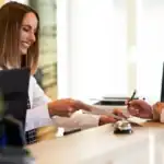 como ahorrar mas dinero en hoteles cuando estas de viaje