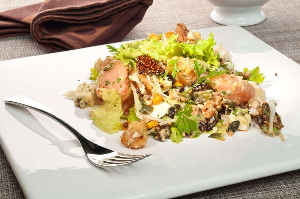 ensalada completa con verduras frescas proteína y carbohidratos saludables