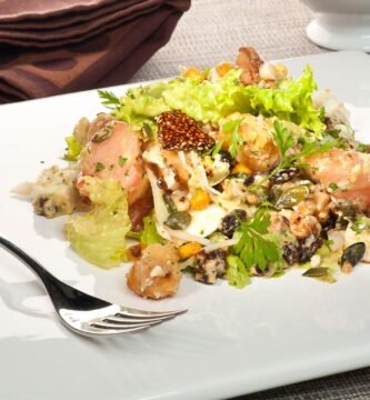 ensalada completa con verduras frescas proteína y carbohidratos saludables