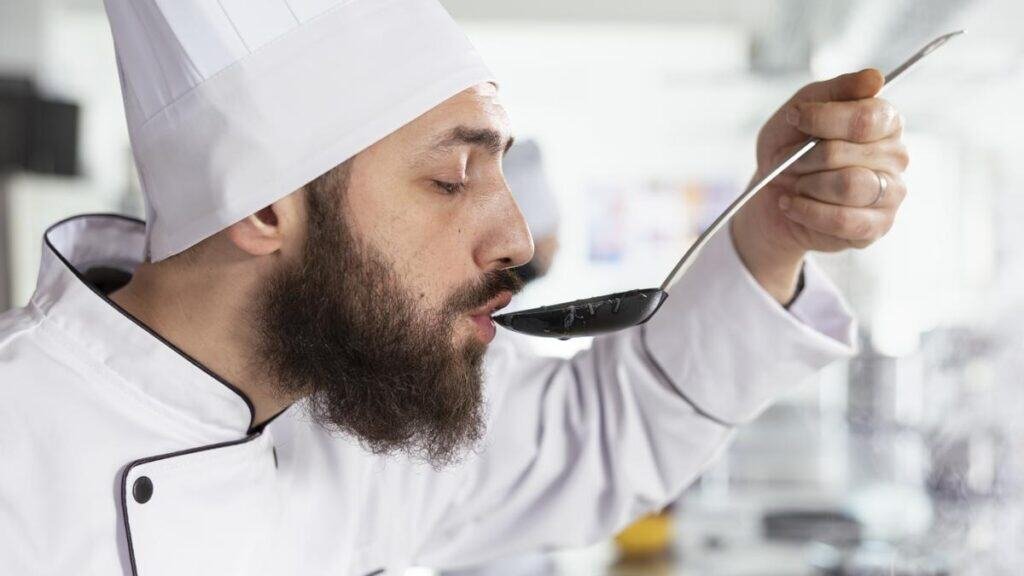 persona cocinando mientras comete un error común en la receta