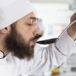 persona cocinando mientras comete un error común en la receta