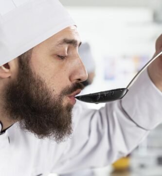 persona cocinando mientras comete un error común en la receta