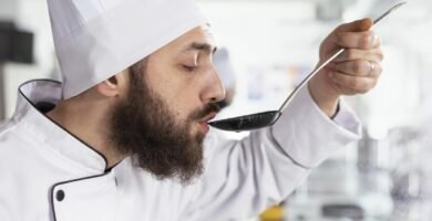 El error que arruina muchas recetas y casi nadie nota 7 persona cocinando mientras comete un error común en la receta