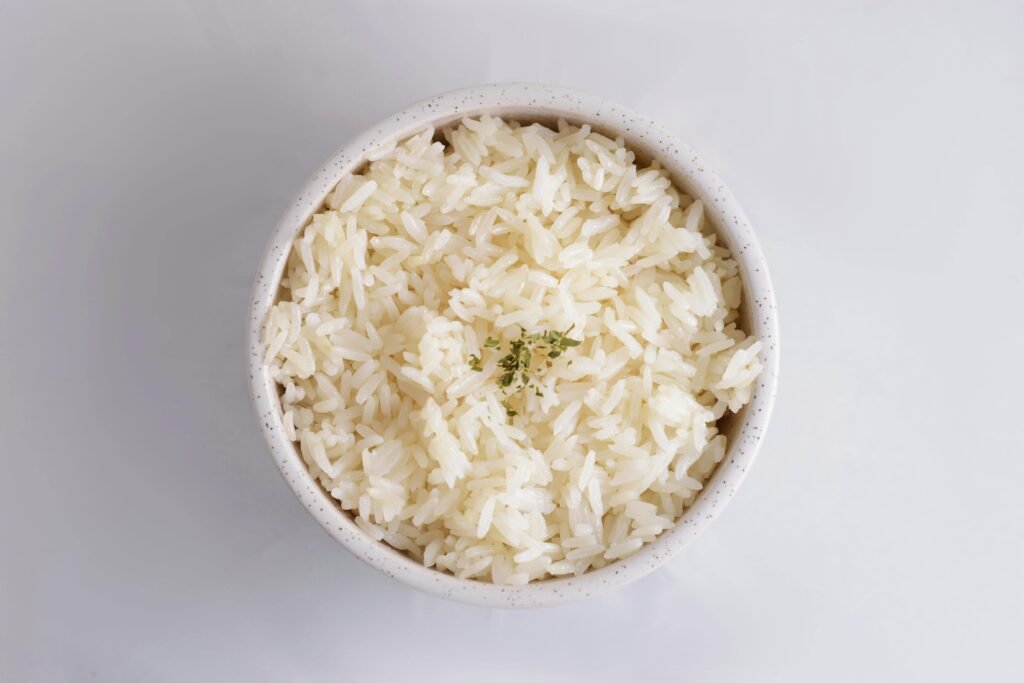 arroz blanco perfectamente cocido servido en un plato