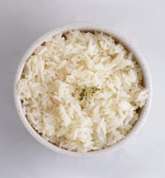 arroz blanco perfectamente cocido servido en un plato