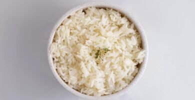 arroz blanco perfectamente cocido servido en un plato