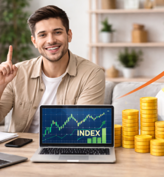 Hombre joven sentado en un escritorio con un portátil que muestra una gráfica de fondos indexados en crecimiento, junto a monedas apiladas y un gráfico circular, representando el inicio en la inversión.
