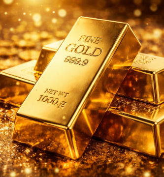 Lingotes de oro puro de 1000 gramos apilados sobre una superficie cubierta de monedas doradas y destellos brillantes, resaltando su valor y atractivo como inversión segura en 2026
