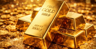 Lingotes de oro puro de 1000 gramos apilados sobre una superficie cubierta de monedas doradas y destellos brillantes, resaltando su valor y atractivo como inversión segura en 2026
