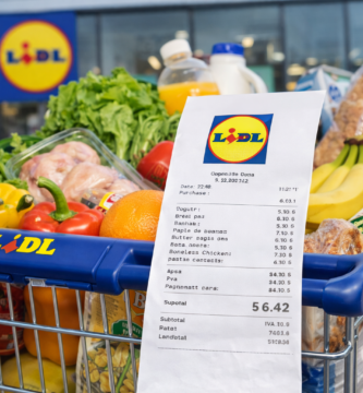 Compré Solo En Lidl Durante 6 Meses. Ahorré 4.127€. Comparativa Real vs Mercadona 2 Carrito de supermercado lleno de productos frescos en Lidl con ticket de compra visible en primer plano, mostrando precios y variedad de alimentos como frutas, verduras, pan, leche y carne