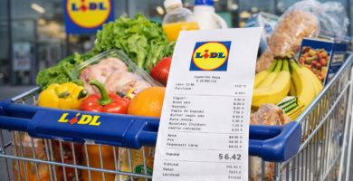 Compré Solo En Lidl Durante 6 Meses. Ahorré 4.127€. Comparativa Real vs Mercadona 3 Carrito de supermercado lleno de productos frescos en Lidl con ticket de compra visible en primer plano, mostrando precios y variedad de alimentos como frutas, verduras, pan, leche y carne