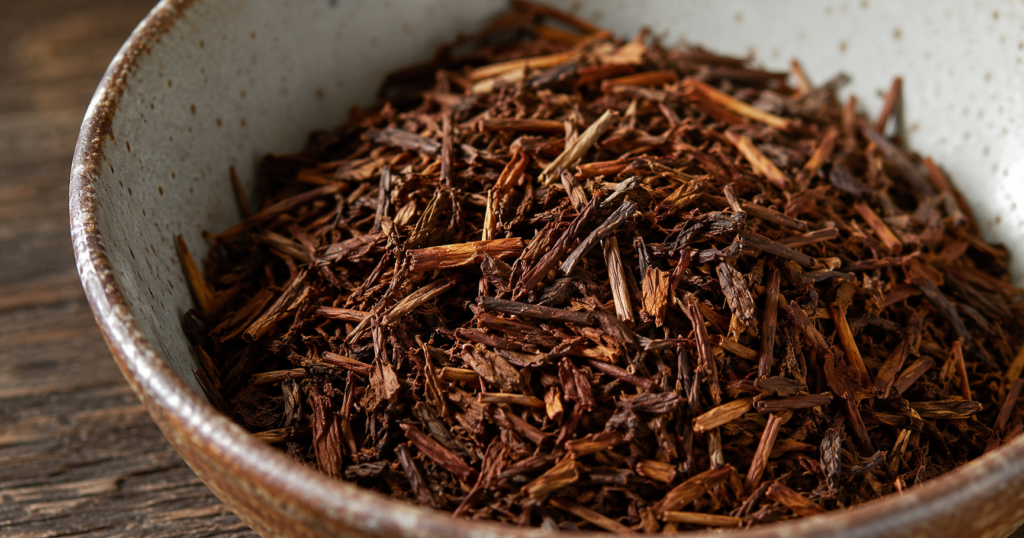 Hojas de hojicha, té verde japonés tostado de color marrón