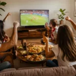 Cómo disfrutar el Mundial en casa gastando menos con amigos y picoteo