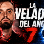 Miniatura de La Velada del Año 7 con un creador de contenido usando guantes de boxeo y parte de la imagen pixelada para generar expectación, sobre un fondo de estadio iluminado.